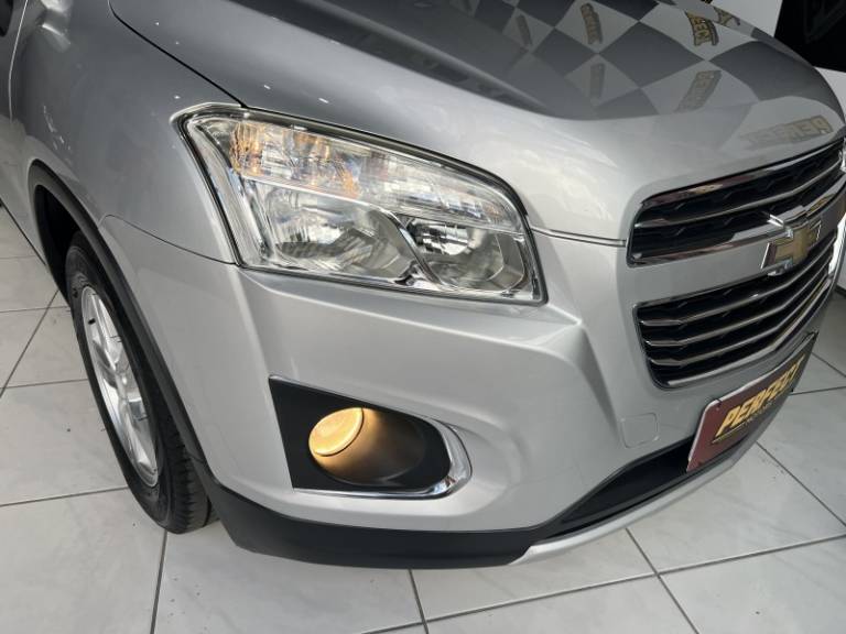 CHEVROLET - TRACKER - 2016/2016 - Prata - R$ 69.900,00