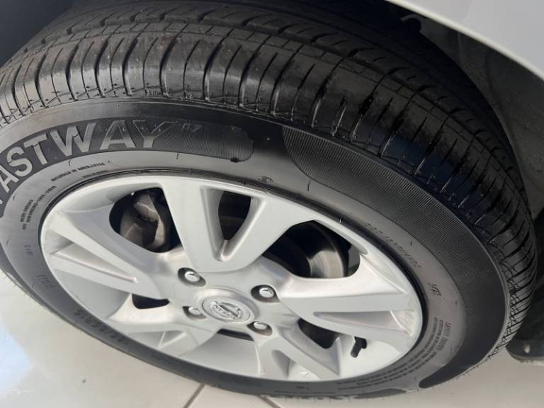 NISSAN - LIVINA - 2013/2013 - Prata - R$ 35.900,00