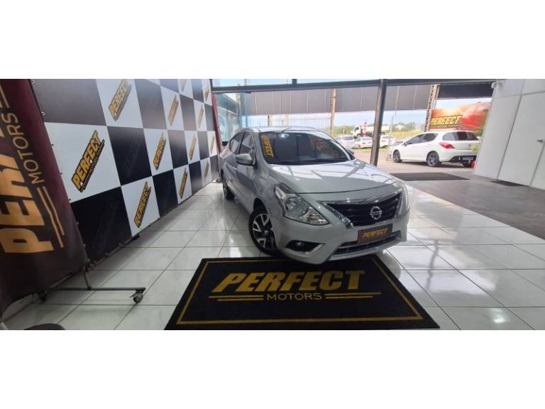 NISSAN - VERSA - 2016/2016 - Prata - R$ 51.900,00