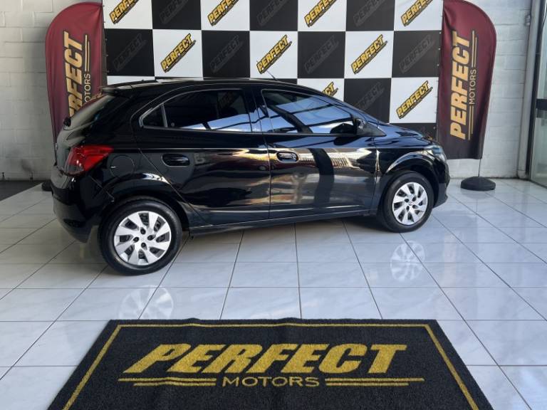 CHEVROLET - ONIX - 2013/2013 - Preta - R$ 37.900,00