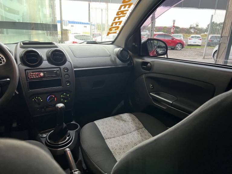 FORD - FIESTA - 2011/2011 - Vermelha - R$ 33.900,00
