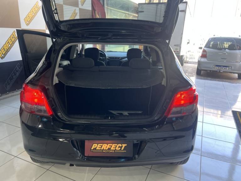 CHEVROLET - ONIX - 2013/2013 - Preta - R$ 37.900,00