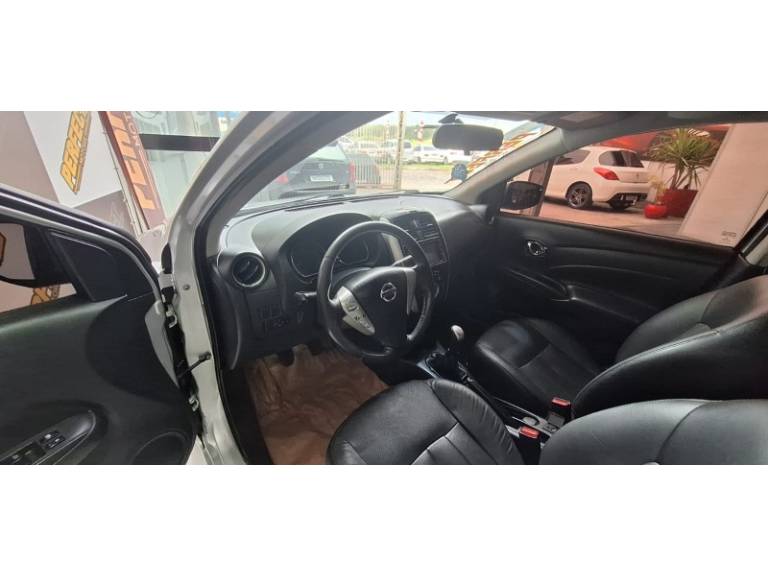 NISSAN - VERSA - 2016/2016 - Prata - R$ 51.900,00