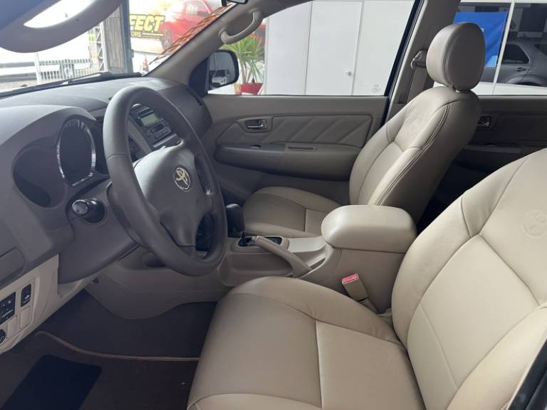 TOYOTA - HILUX SW4 - 2008/2008 - Preta - R$ 104.900,00