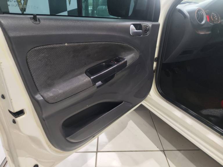 VOLKSWAGEN - VOYAGE - 2013/2013 - Branca - R$ 35.900,00