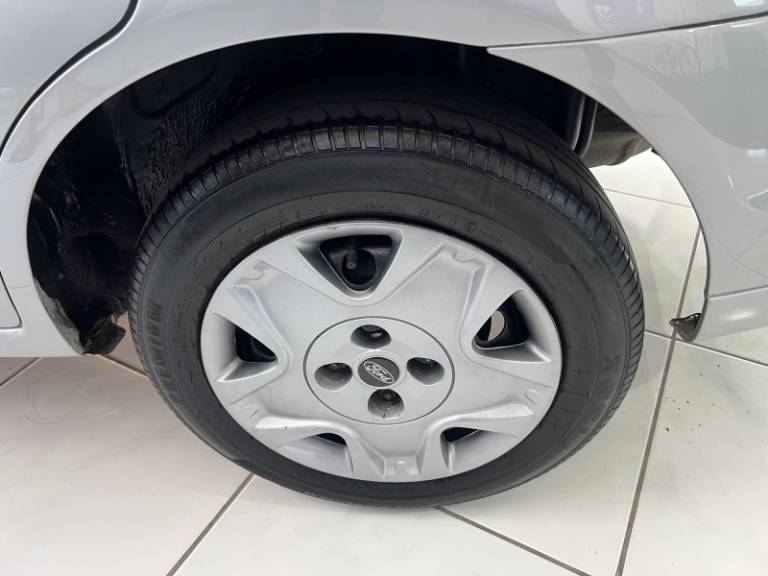 FORD - FIESTA - 2011/2011 - Prata - R$ 33.900,00