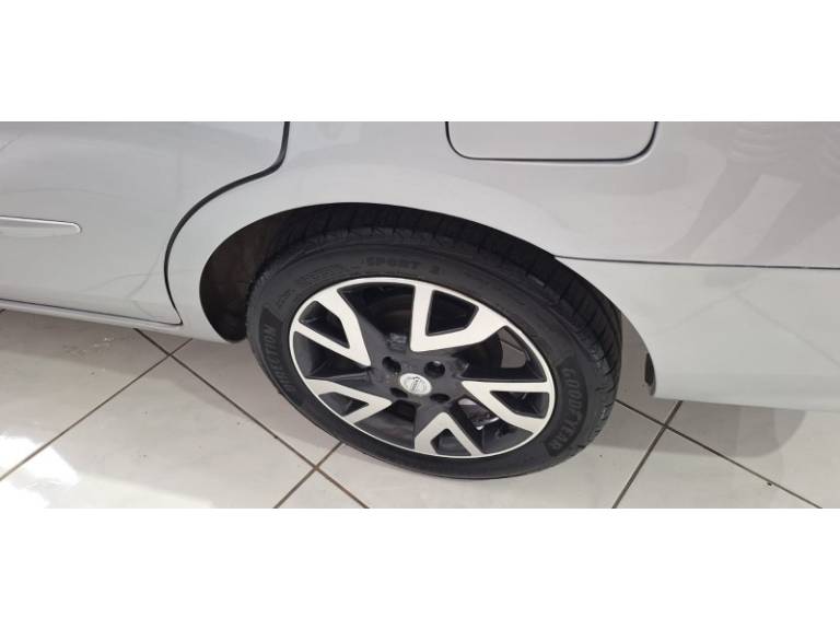 NISSAN - VERSA - 2016/2016 - Prata - R$ 51.900,00