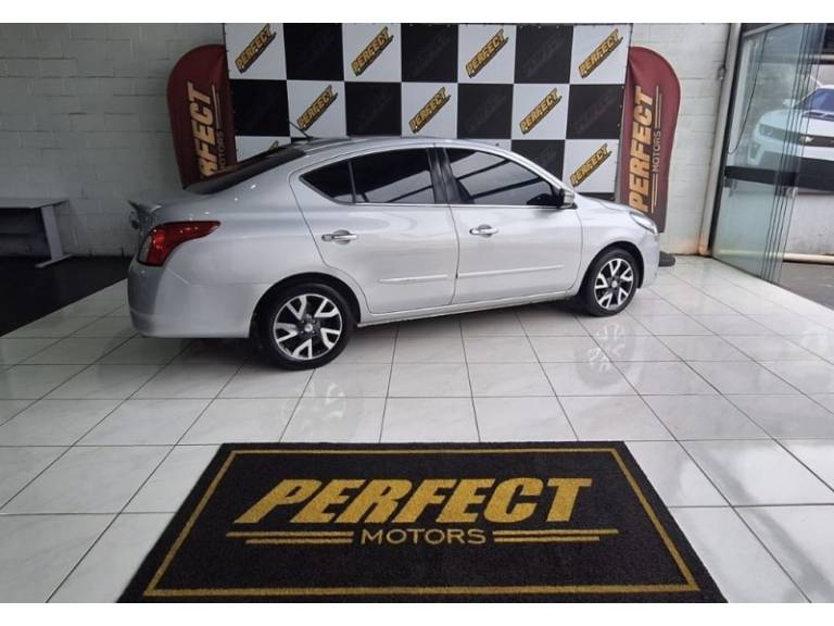 NISSAN - VERSA - 2016/2016 - Prata - R$ 51.900,00