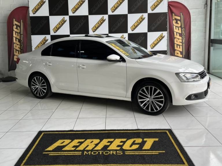 VOLKSWAGEN - JETTA - 2012/2012 - Branca - R$ 67.900,00