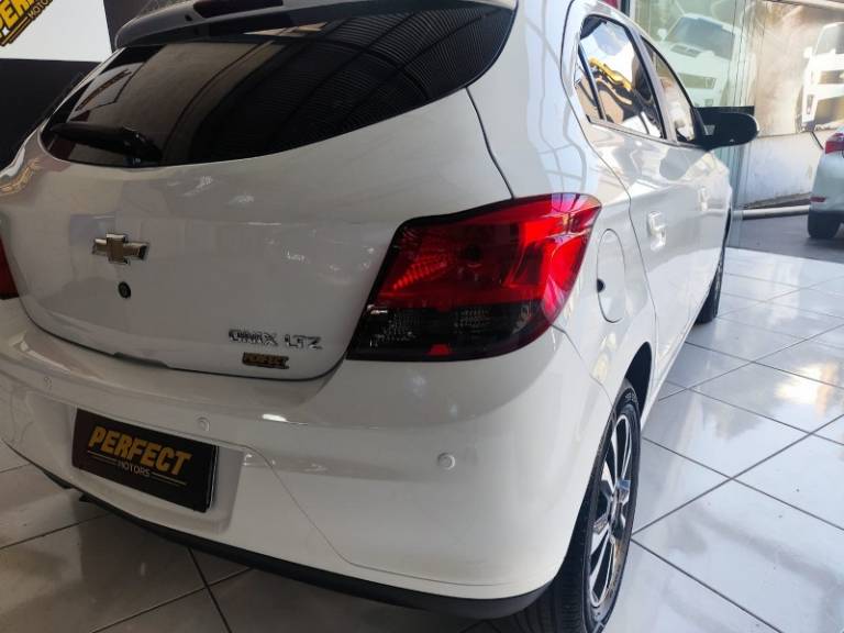 CHEVROLET - ONIX - 2015/2015 - Branca - R$ 55.900,00