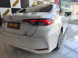 TOYOTA - COROLLA - 2021/2022 - Branca - R$ 128.900,00