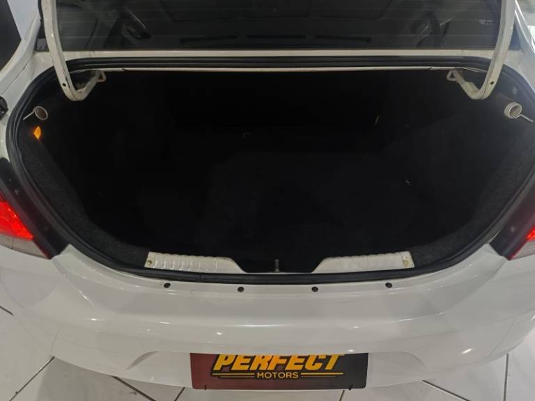 VOLKSWAGEN - VOYAGE - 2013/2013 - Branca - R$ 35.900,00