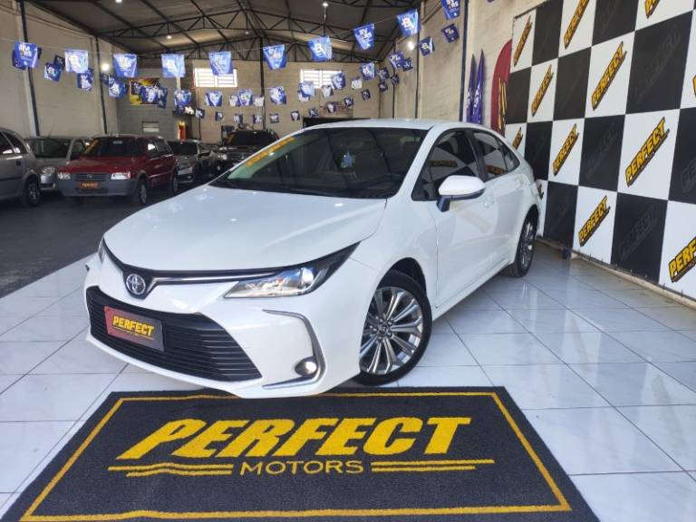 TOYOTA - COROLLA - 2021/2022 - Branca - R$ 128.900,00