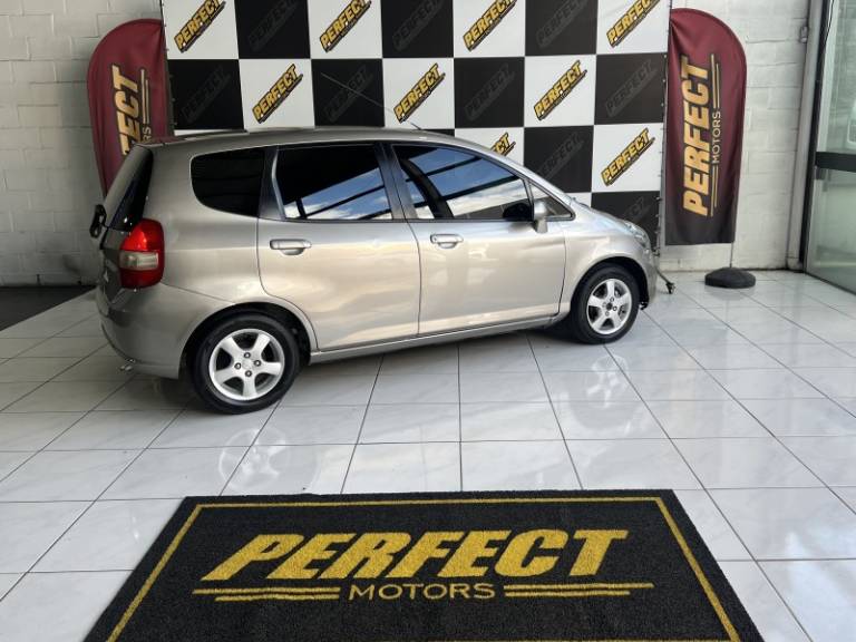 HONDA - FIT - 2005/2005 - Prata - R$ 23.900,00