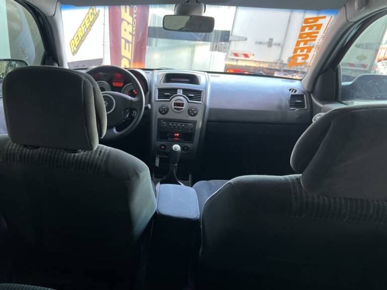 RENAULT - MÉGANE - 2010/2010 - Preta - R$ 32.900,00