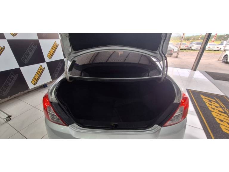 NISSAN - VERSA - 2016/2016 - Prata - R$ 51.900,00