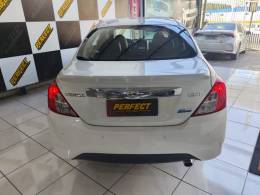 NISSAN - VERSA - 2017/2018 - Branca - R$ 63.900,00