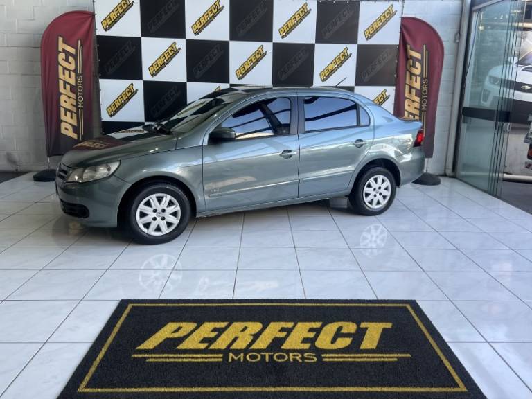 VOLKSWAGEN - VOYAGE - 2013/2013 - Dourada - R$ 34.900,00