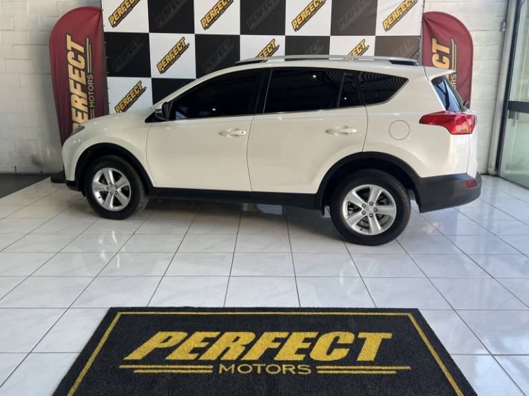 TOYOTA - RAV4 - 2014/2014 - Branca - R$ 86.900,00