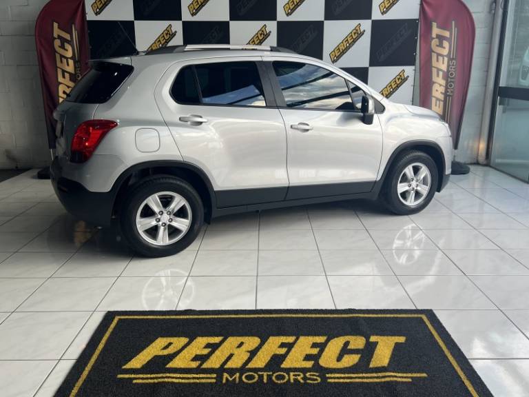 CHEVROLET - TRACKER - 2016/2016 - Prata - R$ 69.900,00