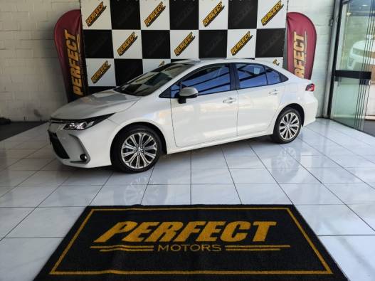 TOYOTA - COROLLA - 2021/2022 - Branca - R$ 128.900,00