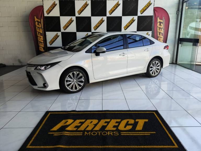 TOYOTA - COROLLA - 2021/2022 - Branca - R$ 128.900,00