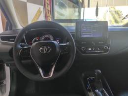 TOYOTA - COROLLA - 2021/2022 - Branca - R$ 128.900,00