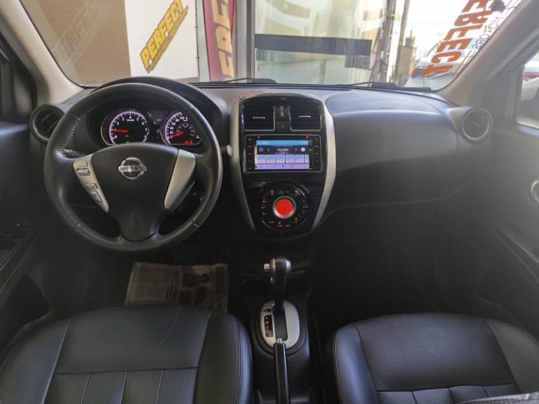 NISSAN - VERSA - 2017/2018 - Branca - R$ 63.900,00