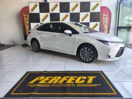 TOYOTA - COROLLA - 2021/2022 - Branca - R$ 128.900,00