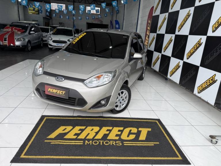 FORD - FIESTA - 2014/2014 - Prata - R$ 37.900,00