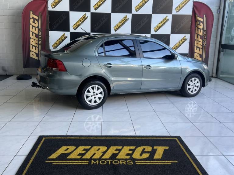 VOLKSWAGEN - VOYAGE - 2013/2013 - Dourada - R$ 34.900,00