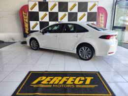 TOYOTA - COROLLA - 2021/2022 - Branca - R$ 128.900,00