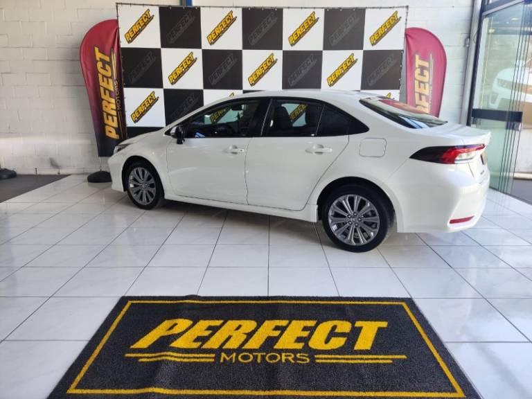 TOYOTA - COROLLA - 2021/2022 - Branca - R$ 128.900,00