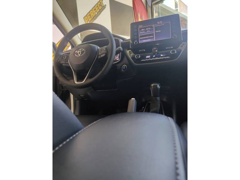 TOYOTA - COROLLA - 2021/2022 - Branca - R$ 128.900,00