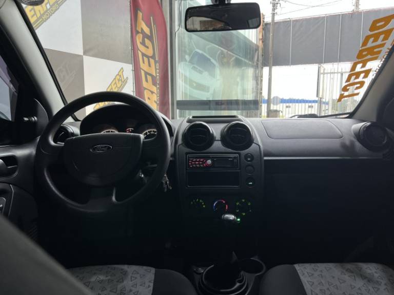 FORD - FIESTA - 2011/2011 - Vermelha - R$ 33.900,00